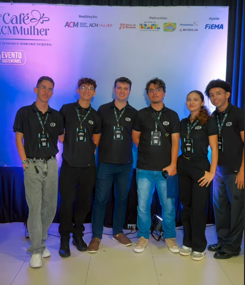 Equipe da Agência Bouzze reunida em um evento de negócios